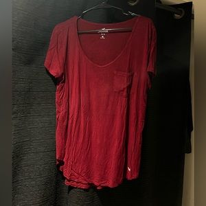 Burgundy Hollister t-shirt. Loose fitted. Soft material.